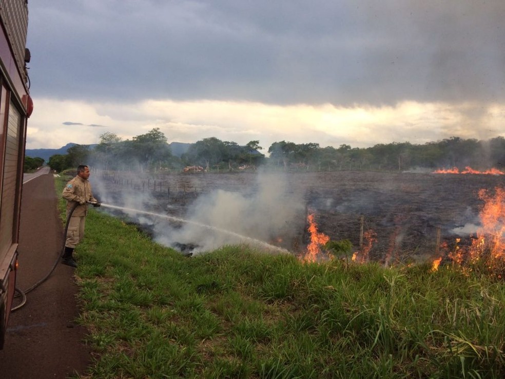 Perigo em caso de incêndio não jogue água - P013