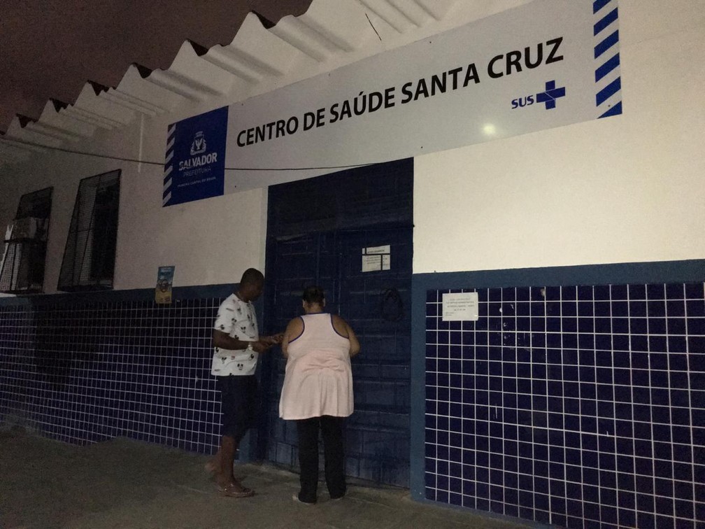 Posto de saúde foi invadido e homens fizeram servidores e uma paciente reféns — Foto: Alan Oliveira/ G1