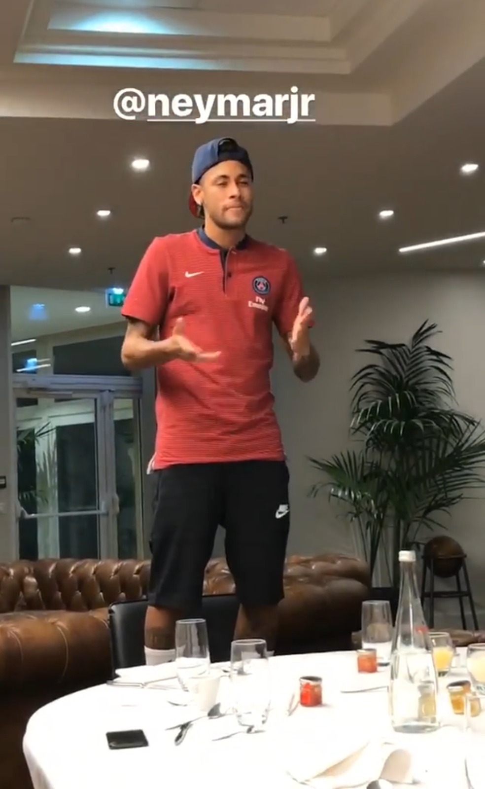 Neymar se apresenta ao elenco do PSG (Foto: Reprodução / Instagram)