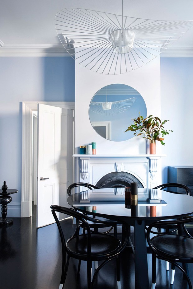 Décor do dia: sala de jantar azul com mobília preta (Foto: Nicole England)