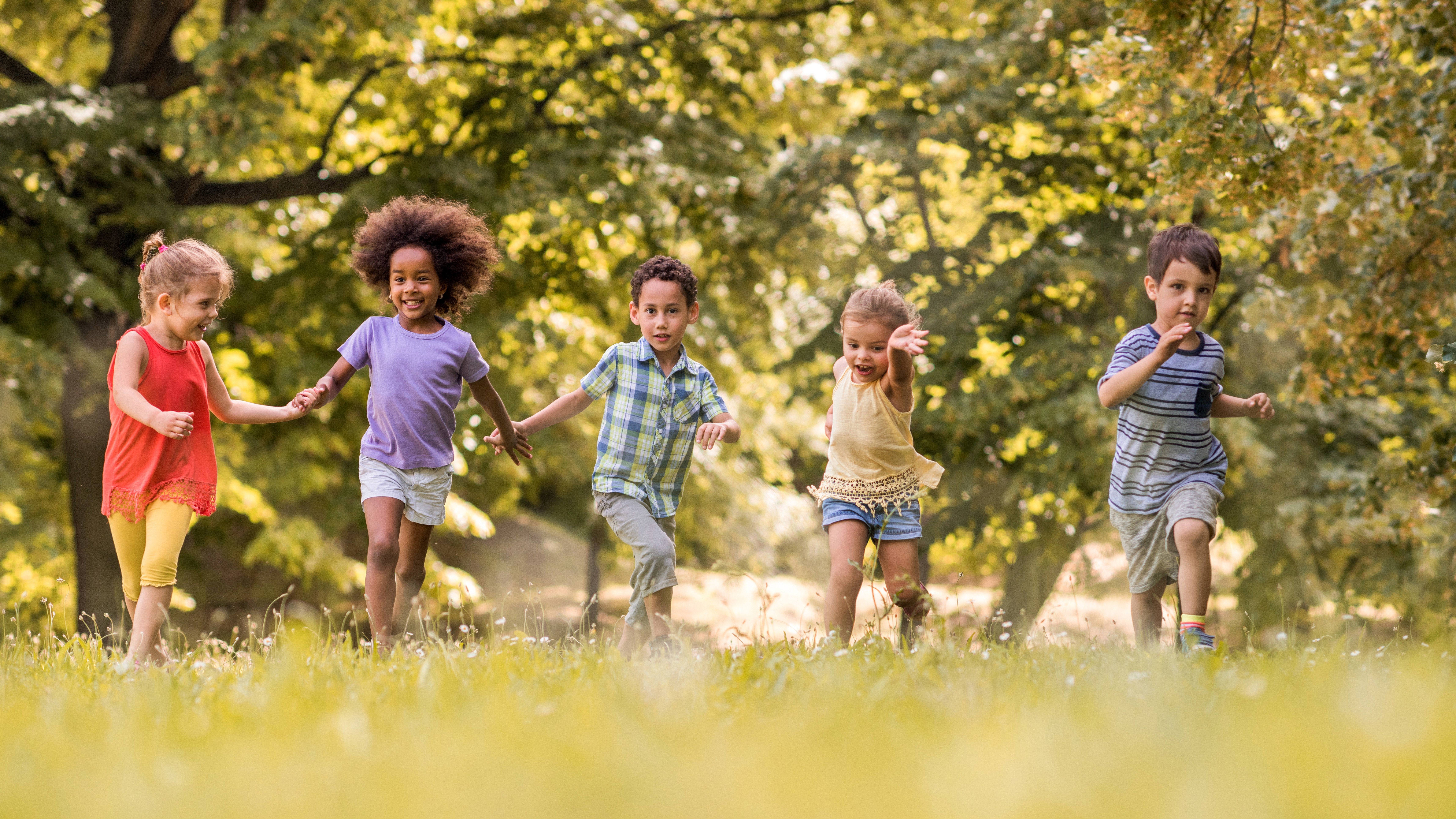 Crianças correndo juntas (Foto: Getty Images)