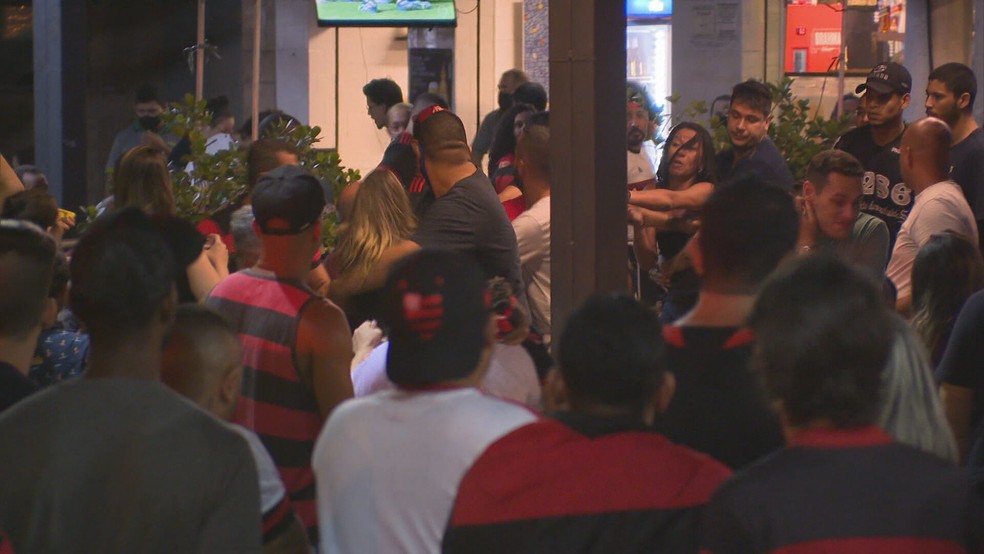 Torcedores cariocas comemoraram aglomerados título do Flamengo na noite de quinta-feira (25) — Foto: Reprodução/TV Globo