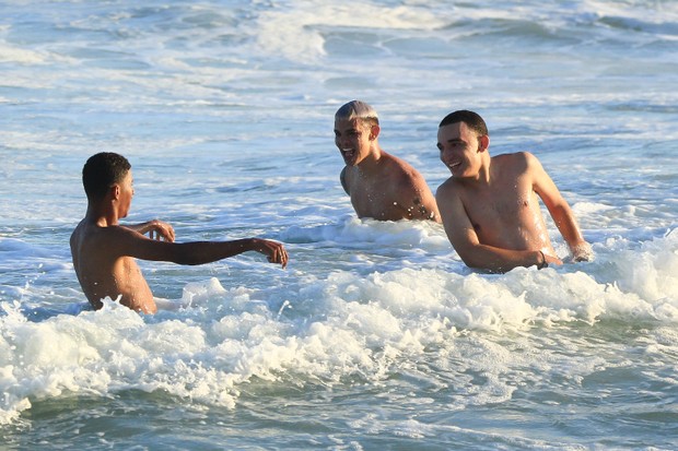 João Gomes se diverte com amigos na Barra da Tijuca (Foto: Fabricio Pioyani/AgNews)