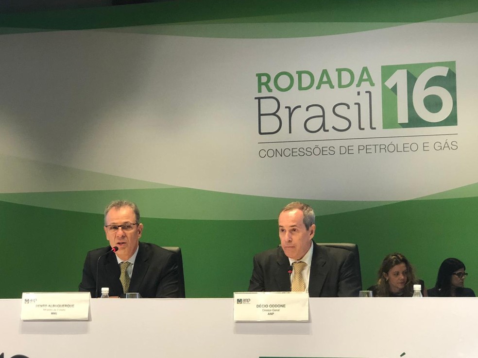 Bento Albuquerque, ministro de Minas e Energia (esq) e Decio Oddone, diretor-geral da ANP, comentam o resultado do leilão — Foto: Carlos Brito/G1