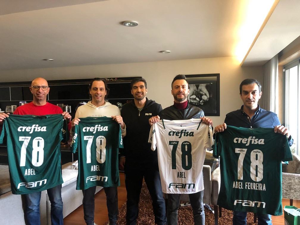 Nelinho, André, Abel Ferreira, Miguel Tika e Miguel 33 com camisas do Palmeiras — Foto: Acervo Pessoal