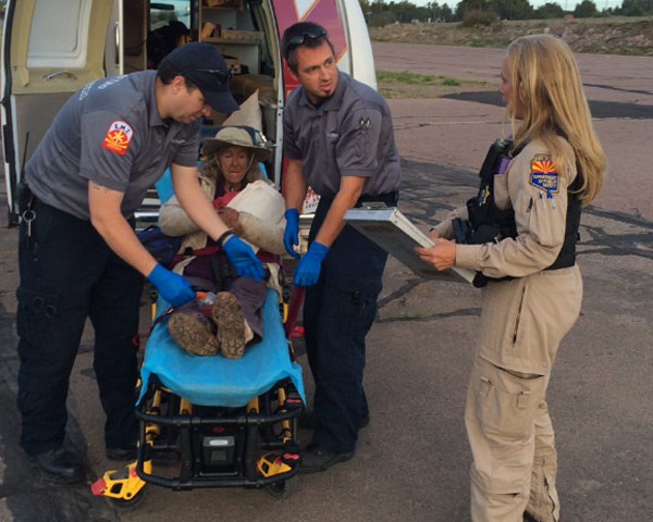 Polícia resgata Ann no deserto (Foto: Divulgação/ Departamento de Segurança Pública do Arizona)