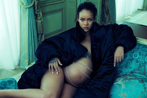 Rihanna mostra barrigão em ensaio (Foto: Reprodução/Instagram)