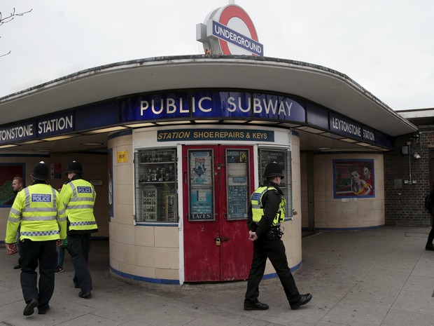 Polícia patrulha arredores da estação onde homem atacou passageiros com faca, em Londres, neste domingo (6) (Foto: REUTERS/Suzanne Plunkett)