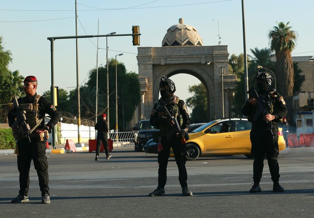 Seguranças protegem a Zona Verde de Bagdá neste sábado (6) após mais um dia de protestos após as eleições parlamentares do Iraque — Foto: Hadi Mizban/AP Photo
