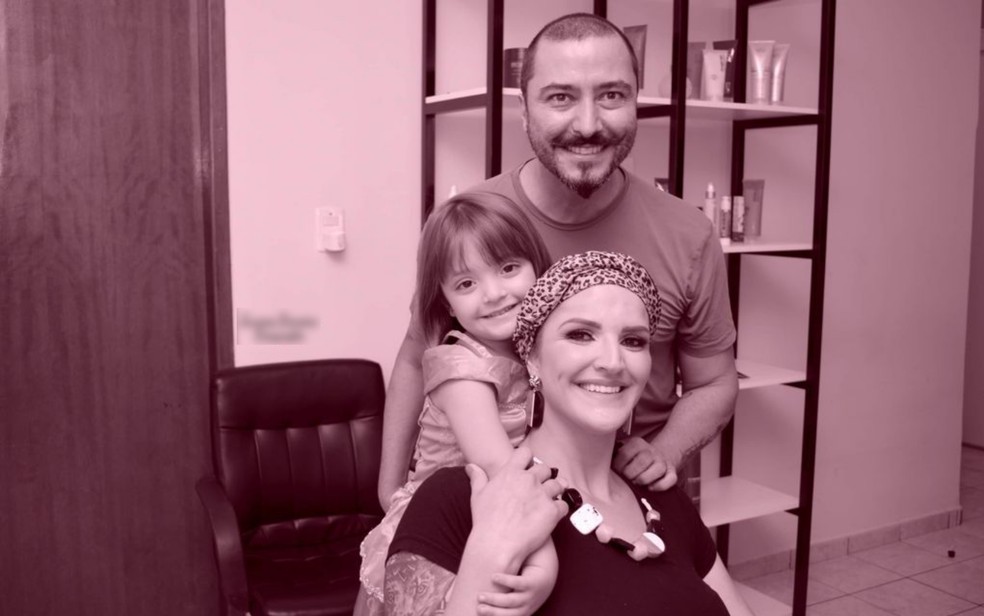 Bombeira com câncer de mama faz ensaio e tem ajuda da filha de 3 anos para raspar cabelo: Me mantive firme com tanto carinho
