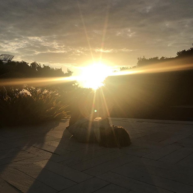 Cauã Reymond mostra Mariana Goldfarb lendo sob o sol (Foto: Reprodução/Instagram)