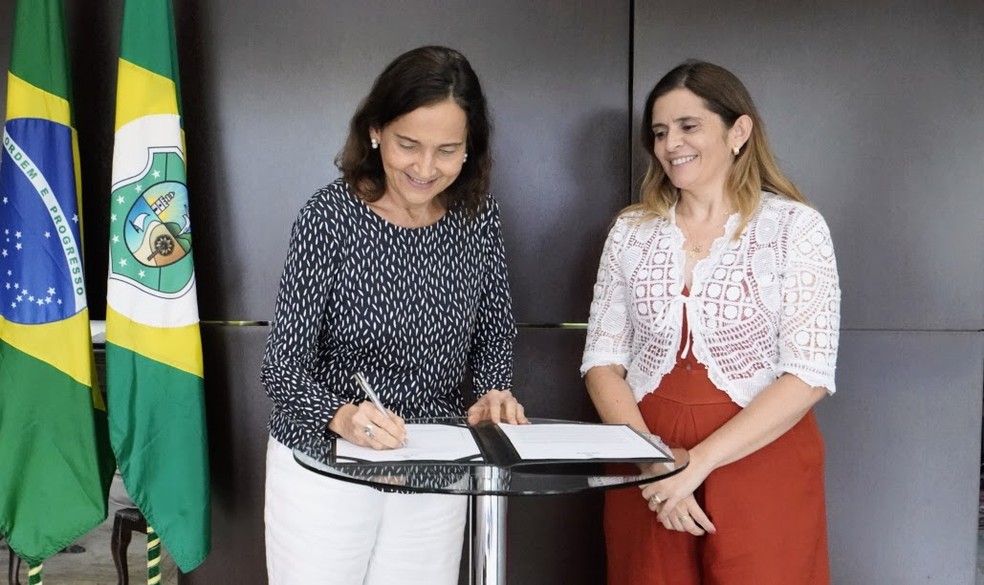 Governadora Izolda Cela assinou proposta a ser enviada a deputados nesta quarta-feira (30). — Foto: Governo do Ceará/Divulgação