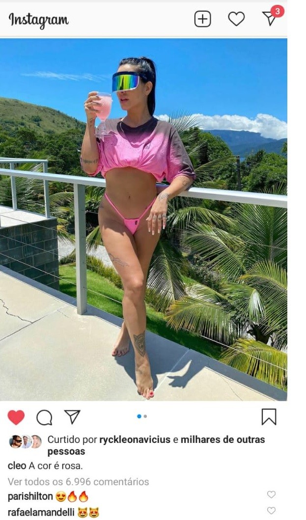 Cleo ganha comentário de Paris Hilton após post com biquíni cor-de-rosa (Foto: Reprodução/Instagram)