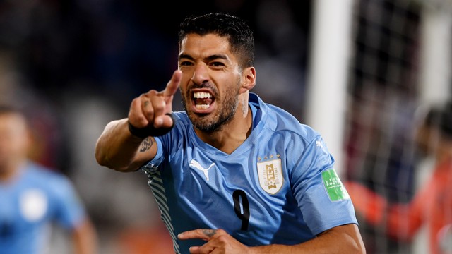 Luis Suárez reclama de gol anulado no primeiro tempo de Uruguai x Colômbia