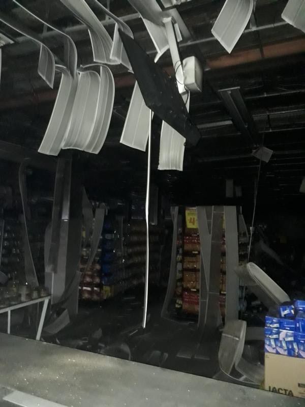 Supermercado pega fogo e parte de forro de teto descola em Praia Grande, SP