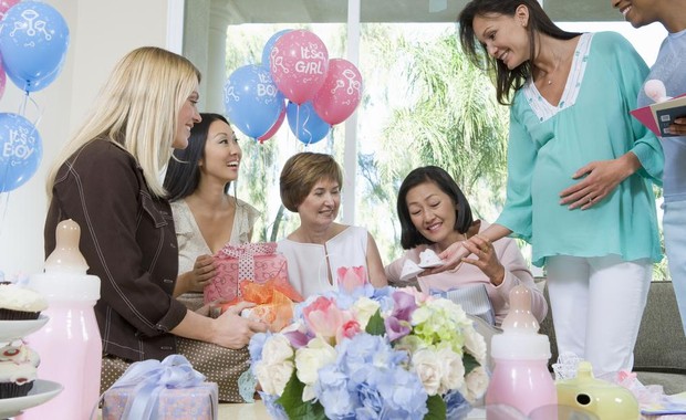 Mulher grávida e amigas em chá de bebê (Foto: Shutterstock)