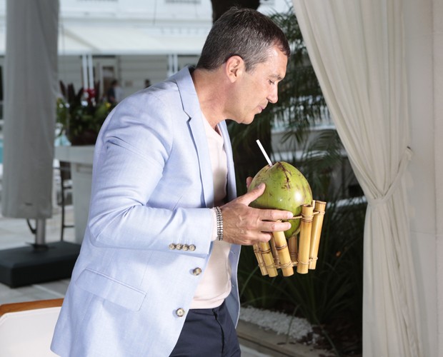 Sabor brasileiro! Antonio Banderas aproveitou a água de coco para refrescar (Foto: Felipe Monteiro / Gshow)