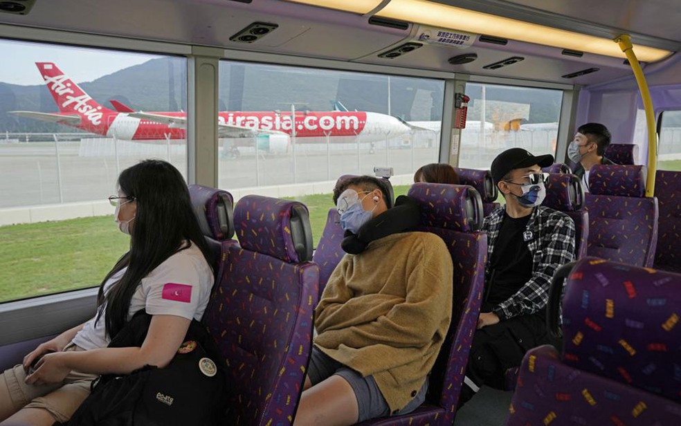 Passageiro dorme em ônibus durante tour por Hong Kong, no sábado (16) — Foto: AP Photo/Kin Cheung