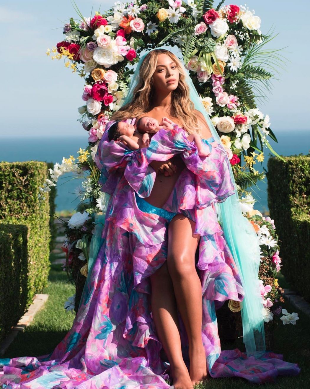 Beyoncé apresenta os gêmeos ao mundo – a bordo de vestido de estilista espanhol (Foto: Reprodução/Instagram)