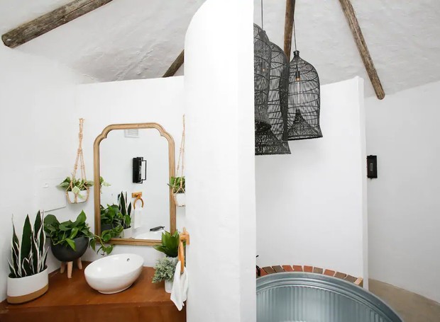 No banheiro, há espaço para ducha e banheira (Foto: Airbnb/ Reprodução)