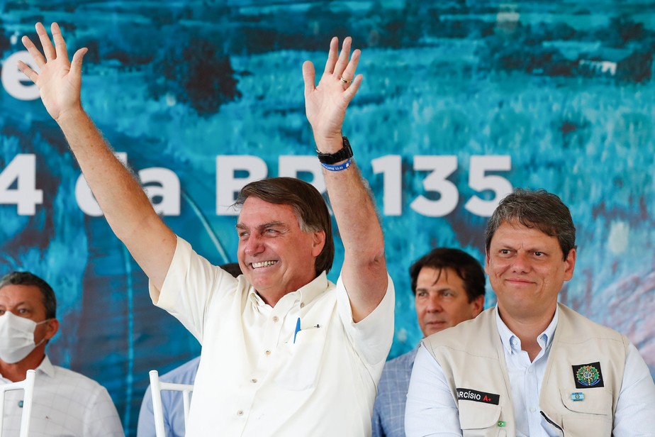 O presidente Jair Bolsonaro participa de entrega de obras na Bahia, ao lado do então ministro da Infraestrutura, Tarcísio Gomes de Freitas