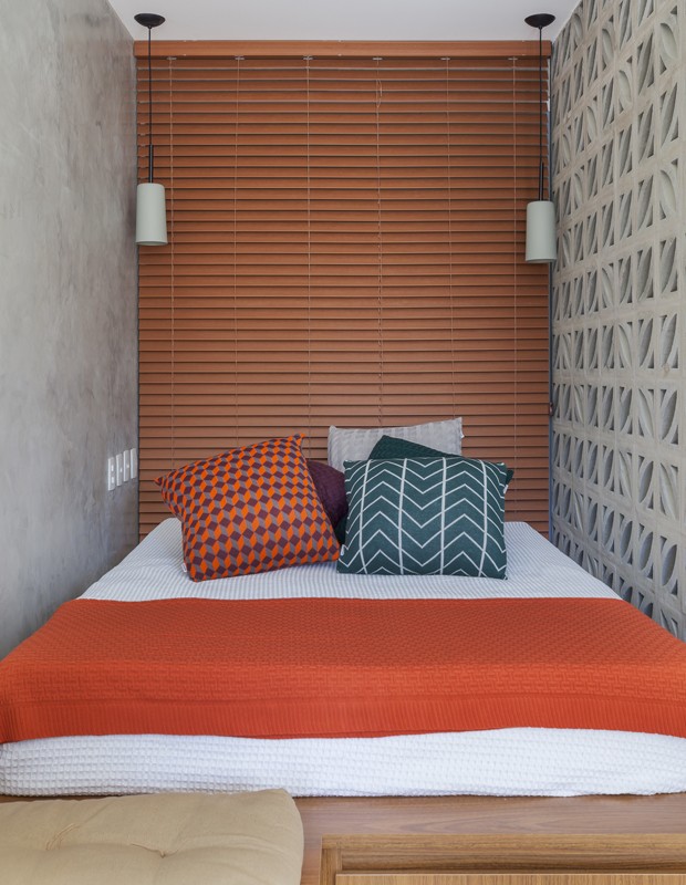 Móvel que serve de base para cama e sofá tem gavetas e baús para otimizar espaço (Foto: Divulgação/Alessandro Guimarães)