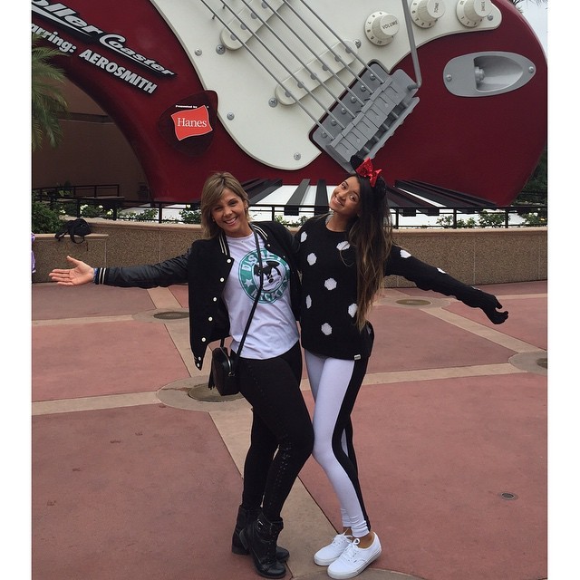 A apresentadora Carla Perez curte a Disney com a filha (Foto: Reprodução - Instagram)