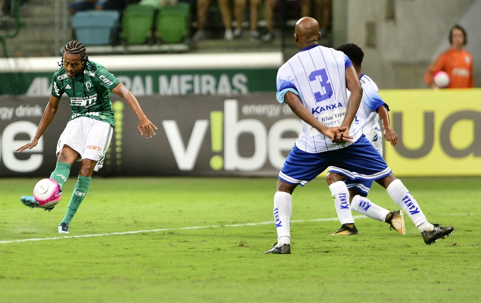 Keno finaliza para acertar a trave do Santo Andr&eacute; (Foto: Marcos Ribolli)