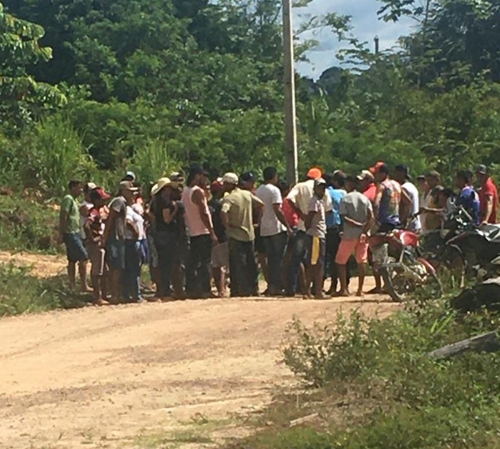 Moradores fecham acesso a distrito onde ocorreu operação do Ibama, PM e Corpo de Bombeiros, no Pará. — Foto: Reprodução / TV Liberal