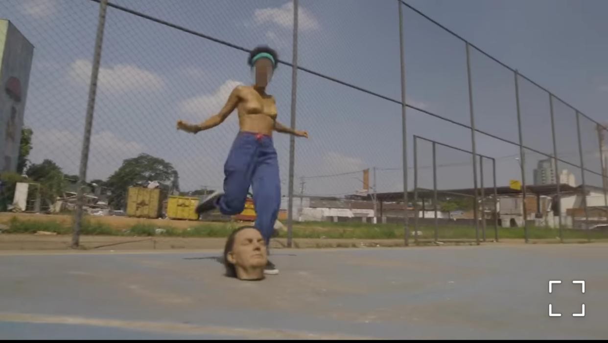 Em vídeo protesto, coletivo de arte usa réplica da cabeça de Bolsonaro para jogar futebol (Foto: Reprodução/Instagram)