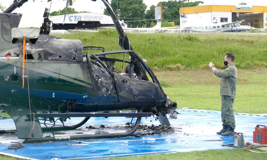 Helicóptero do Ibama, responsável pela fiscalização para o combate ao desmatamento na Amazônia, foi incendiado no mês passado em Manaus