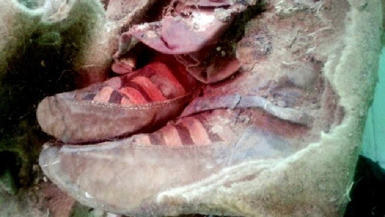 Múmia foi encontrada usando um par de tênis bastante moderno (Foto: Divulgação)