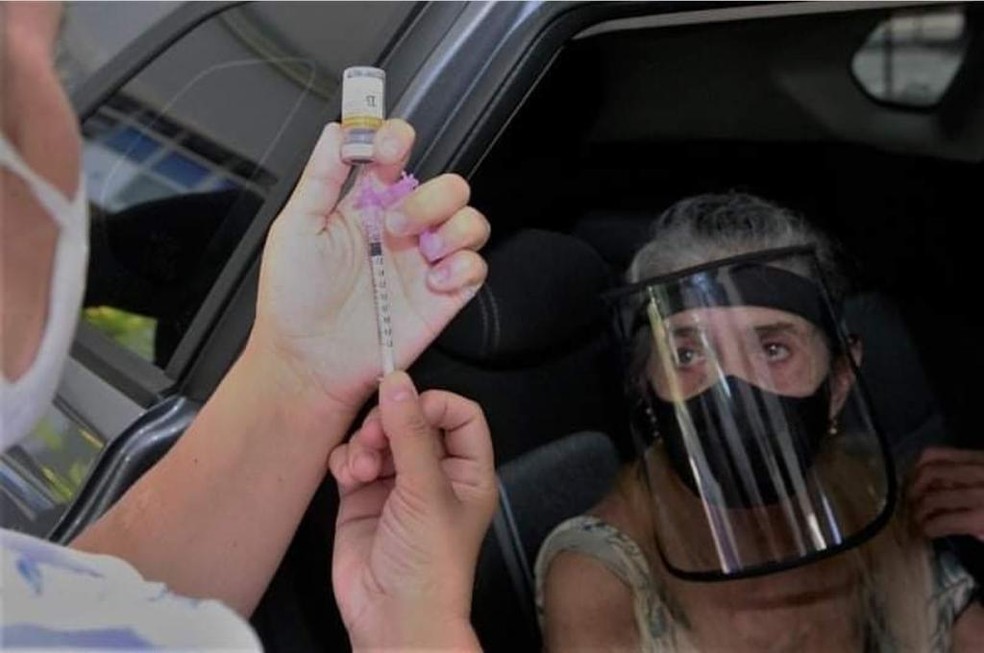 Nalva Aguiar observa o preparo da vacina  — Foto: Danilo Henriques/Prefeitura de Uberlândia