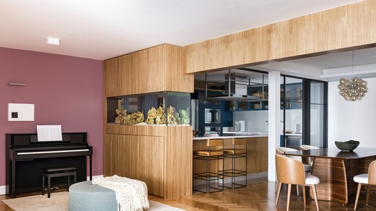 Marcenaria sob medida e cores fortes decoram apartamento de 160 m²
