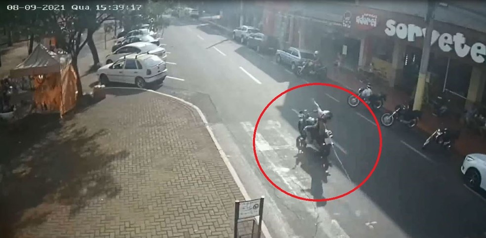 Câmera gravou o momento em que cabo de rede elétrica solto atinge motociclista em Ourinhos (SP) — Foto: Circuito de segurança