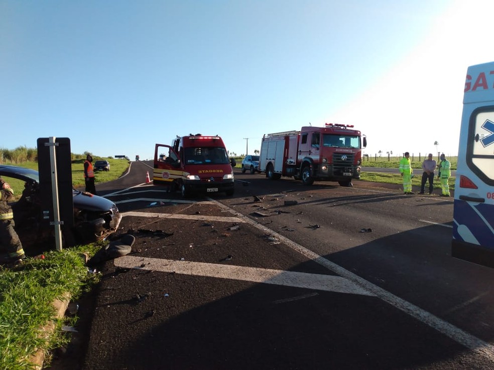 Acidente com duas mortes interdita rodovia em Espírito Santo do Turvo (SP) — Foto: Corpo de Bombeiros/Divulgação