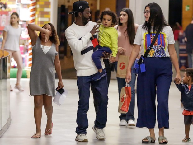 Jonathan Azevedo passeia com o filho em shopping no Rio (Foto: Victor Chapetta/Agnews)