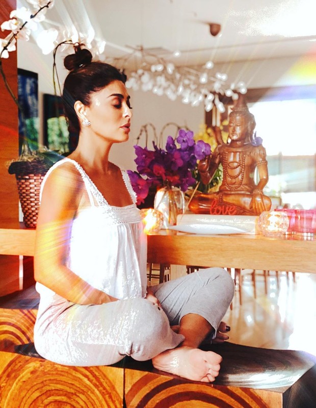 Juliana Paes pratica meditação durante quarentena (Foto: Reprodução/Instagram)