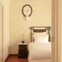 Os quartos são pequenos e charmosos — Foto: Divulgação