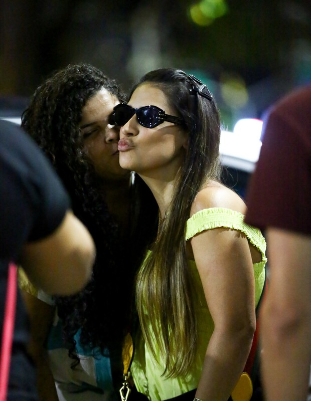 Em meio a crise com Simaria, Simone posa com fãs em aeroporto (Foto: Vitor Pereira/AgNews)