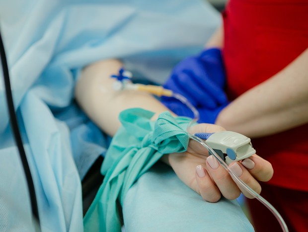 Mortes por HIV, tuberculose e malária aumentarão com pandemia de Covid-19. Acima: braço de paciente internada em hospital (Foto: Olga Kononenko/Unsplash)