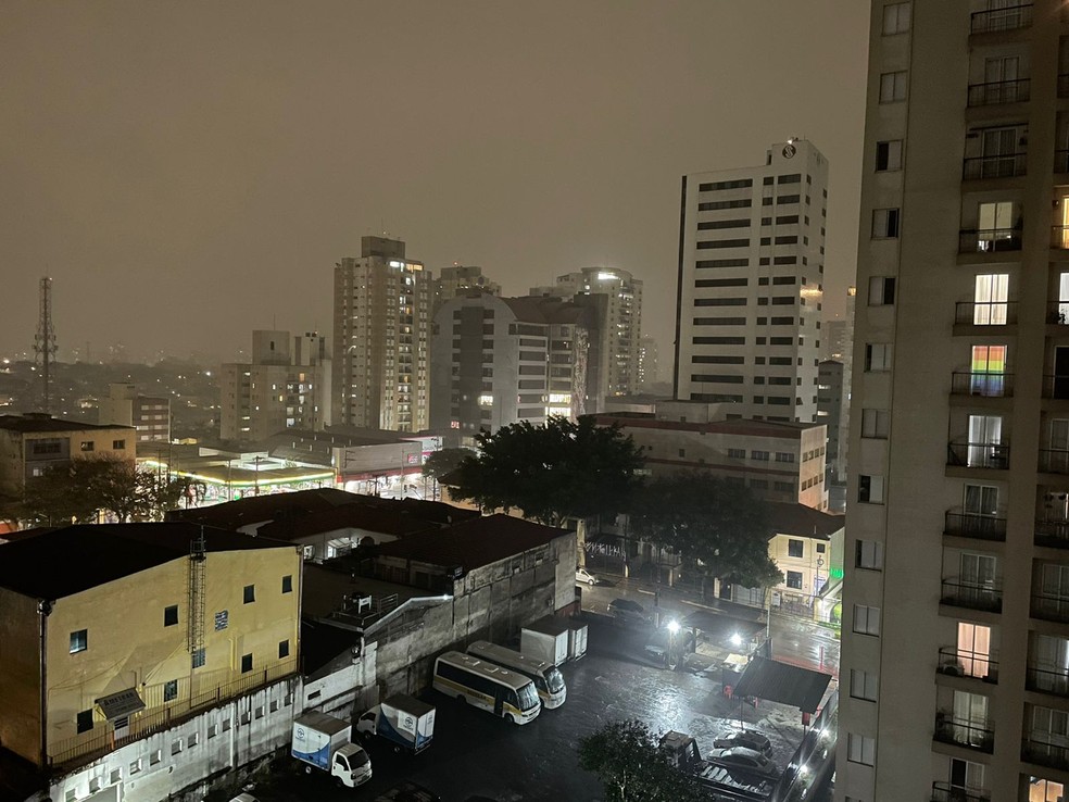 Chuva forte na região da Saúde, Zona Sul de São Paulo, na noite desta segunda-feira (30) — Foto: Arquivo pessoal