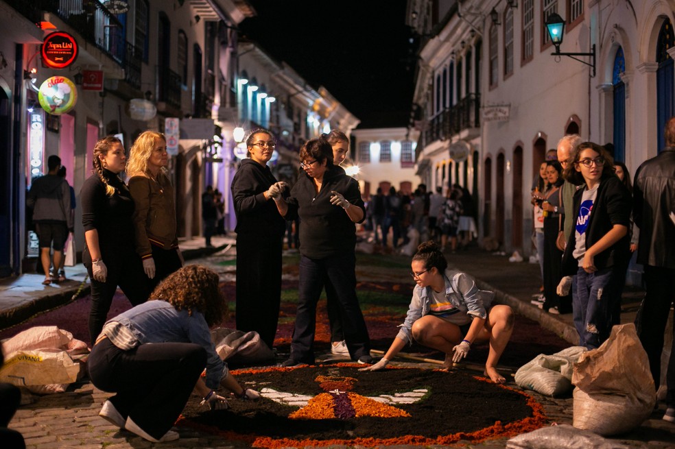 Fiéis e voluntários durante a montagem dos tapetes de Ouro Preto em 2022 — Foto: Ane Souz/Reprodução