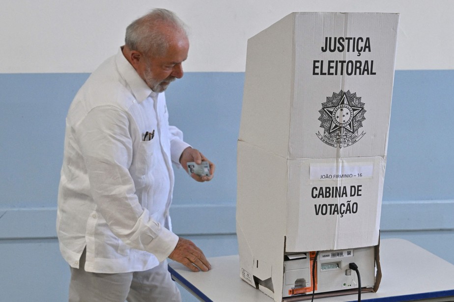Lula foi votar vestido de branco na manhã deste domingo de segundo turno, em seu berço político, São Bernardo do Campo
