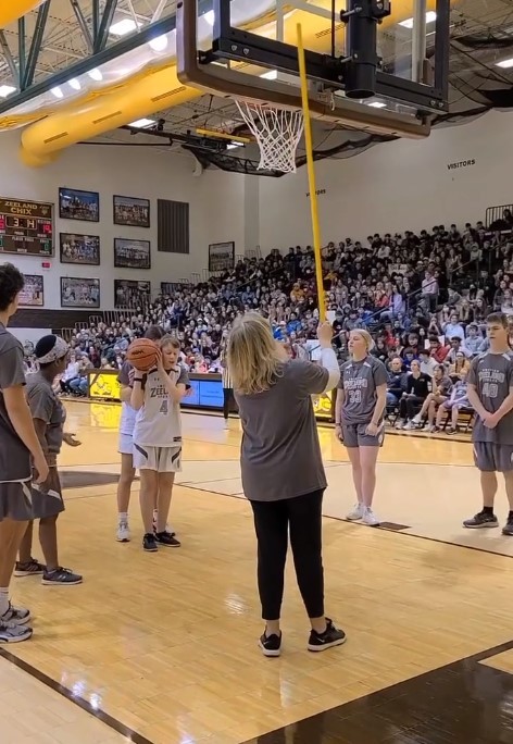 Banco de imagens : jogos, Saltando, basquetebol, cesta, aro, concorrência,  Esportes, jogadoras, Faculdade, Equipes, jogador de futebol, jogador de  basquete, Movimentos de basquete, enterrada, Georgetown universidade hoyas,  Florida universidade gator