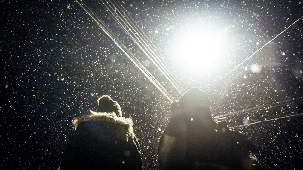 Público curte a neve em Urupema na noite de terça-feira (17) — Foto: Tiago Ghizoni/NSC