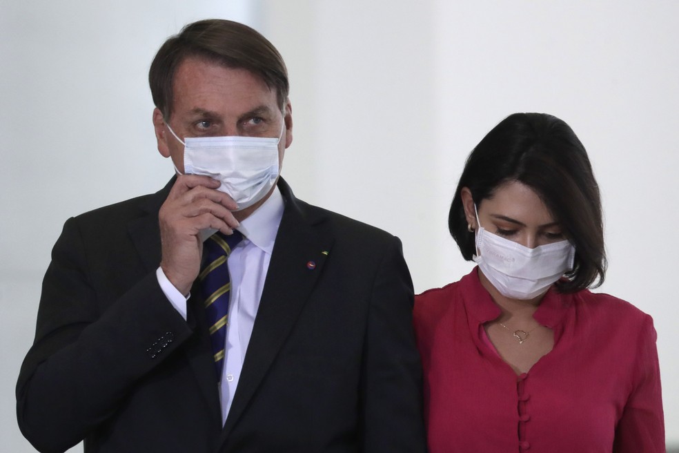O presidente Jair Bolsonaro e a primeira-dama, Michelle Bolsonaro, durante solenidade no Palácio do Planalto, em Brasília, em julho — Foto: Eraldo Peres/AP