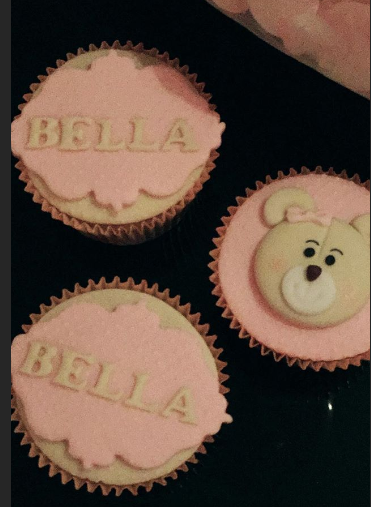 Docinhos que acompanharam o bolo para a comemoração do mesversário de Bella (Foto: Reprodução Instagram)