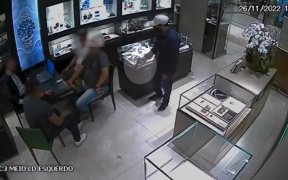 Assaltantes entram armados e roubam joias de luxo em loja de shopping em Goiânia, Goiás — Foto: Reprodução/Redes Sociais
