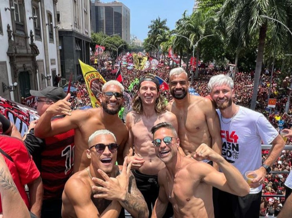 Filipe Lu&iacute;s posa ao lado de Diego Ribas, Jo&atilde;o Gomes, Fabricio Bruno, Pablo e L&eacute;o Pereira.  &mdash; Foto: Reprodu&ccedil;&atilde;o/ Instagram 